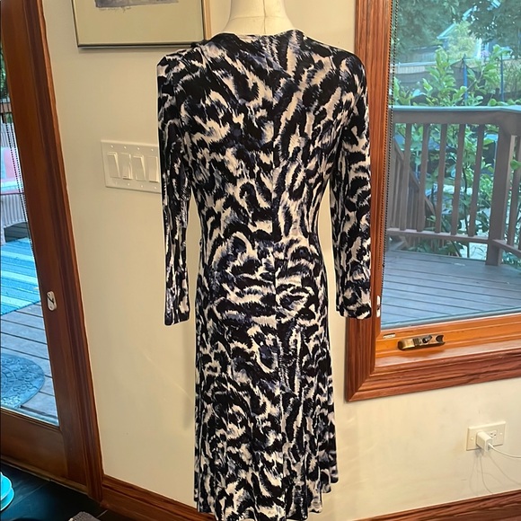 Chico’s Traveler Blue Leopard Faux Wrap Black and White Patterned Dress Size 0 - Picture 10 of 10